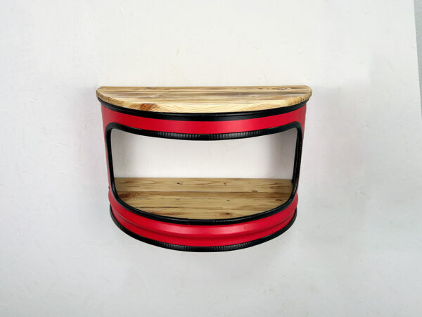 Rotes Oelfass Haengeregal aus Metall mit schwarzem Kantenschutz und Regalboeden aus Holz vorweißer Wand