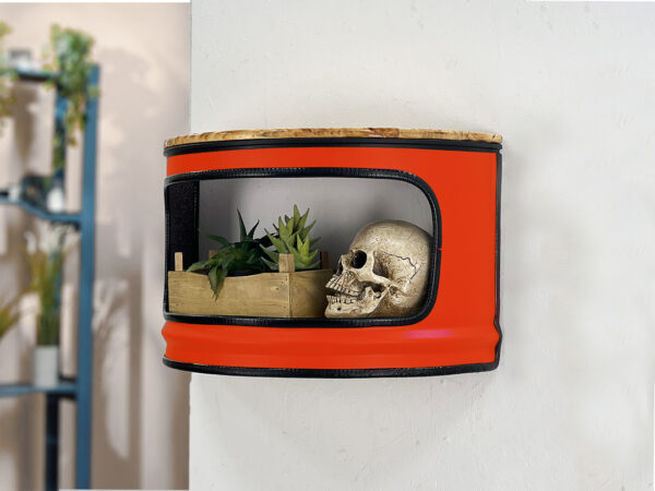 Haengeregal Alia in Orange mit Deko auf weißer Wand in Wohnraum