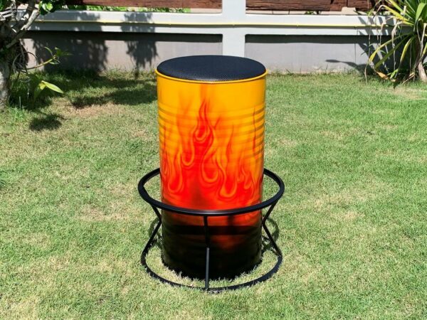 Ruby Flames 1' Barhocker von Tonnen Tumult, ideal fuer den Kellerbereich.
