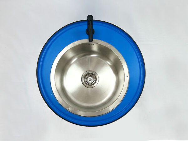 Detailaufnahme vom Edelstahl Waschbecken in blauer Handwaschtonne SAM und schwarzer Armatur