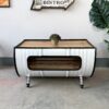 Couchtisch Nino in Weiß und Schwarz, Upcycling Ölfass Möbel von Tonnen Tumult, umgeben von Pflanzen und Deko im Wohnzimmer