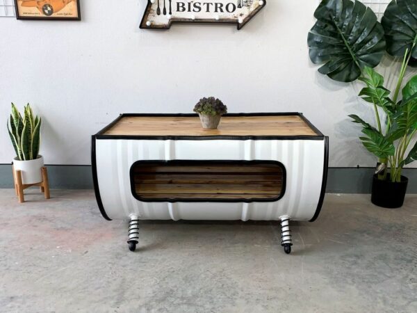 Couchtisch Nino in Weiß und Schwarz, Upcycling Ölfass Möbel von Tonnen Tumult, umgeben von Pflanzen und Deko im Wohnzimmer