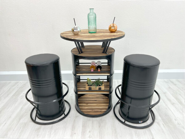 Frontalansicht des stilvollen Oelfass Upcycling Stehtischs "Eddy" mit drei geraeumigen Staufaechern und Holzflaechen in mattem Schwarz - Tonnen Tumult