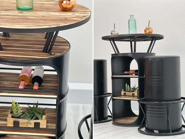 Seitenansicht des stilvollen Oelfass Upcycling Stehtischs "Eddy" in mattem Schwarz mit großzuegigen Staufaechern und Holzflaechen, begleitet von den charakteristischen "Ruby" Hockern - Tonnen Tumult