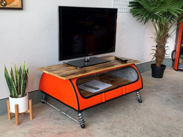 Orange Ölfass Schrank Lowboard "Finn" mit Fernseher von Tonnen Tumult - seitliche Ansicht