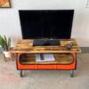 Oranges Ölfass Lowboard "Finn" von Tonnen Tumult mit Fernseher - Frontansicht