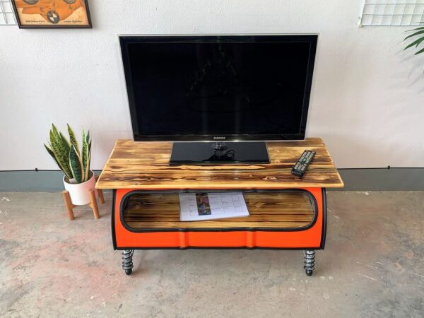 Oranges Ölfass Lowboard "Finn" von Tonnen Tumult mit Fernseher - Frontansicht