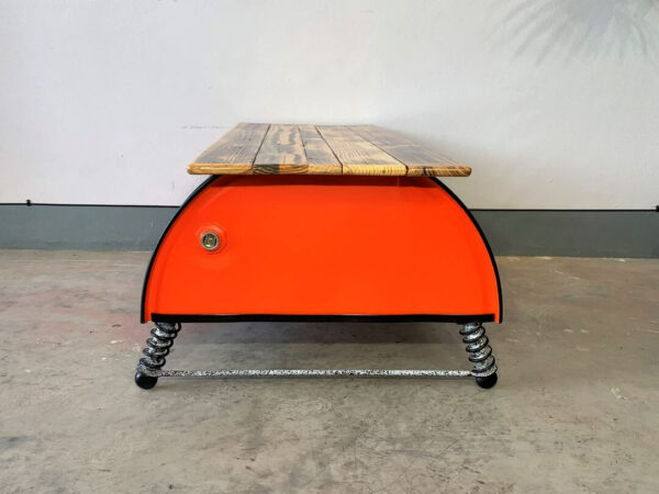 Ölfass Schrank Lowboard “Finn” in Orange mit Fernseher von Tonnen Tumult - Seitenansicht