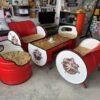 Das Sofa Evi in Rot-Weiß und der Couchtisch Nino mit Aufdruck von Tonnen Tumult, stilvoll praesentiert im Set