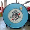 Seitenansicht des XXL Upcycling Sofa "Jane" aus Oelfass in Hellblau mit Custom Motorcycle-Aufschrift - Tonnen Tumult Moebel