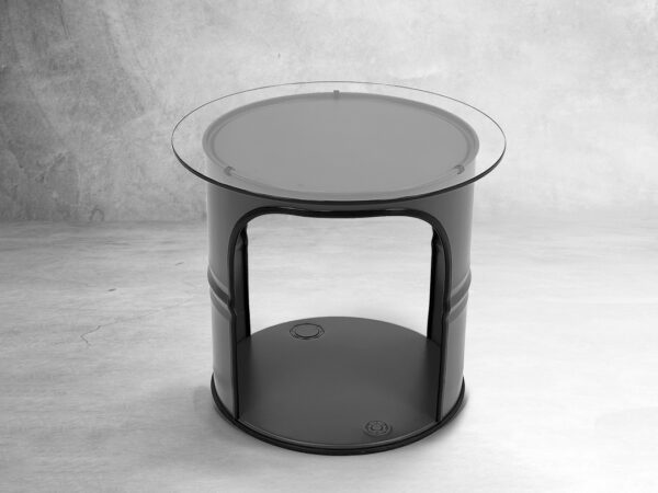 Runder Glastisch aus Oelfass in Grau mit schwarzem Kantenschutz vor grau meliertem Hintergrund