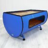 Seitenansicht des Upcycling Retro Oelfass Couchtischs "Nele" in Blau mit Holz Flaeche und großem Stauraum – Nachhaltiges Moebelstueck