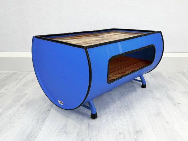 Seitenansicht des Upcycling Retro Oelfass Couchtischs "Nele" in Blau mit Holz Flaeche und großem Stauraum – Nachhaltiges Moebelstueck