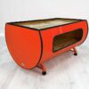 Seitenansicht des Upcycling Retro Oelfass Couchtischs "Nele" in Orange mit Holz Flaeche und großem Stauraum – Nachhaltiges Moebelstueck