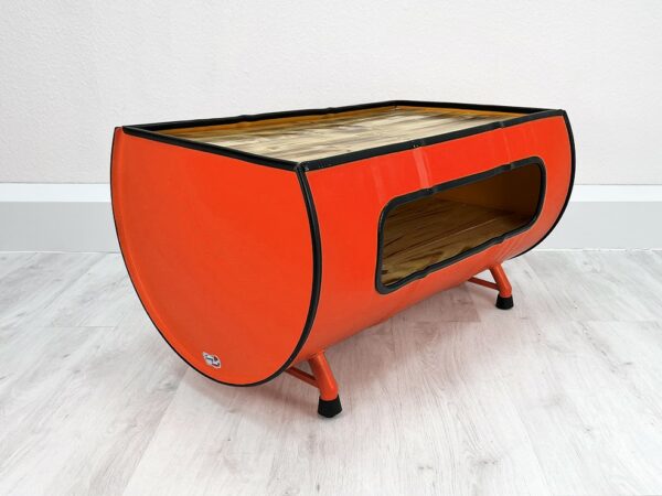 Seitenansicht des Upcycling Retro Oelfass Couchtischs "Nele" in Orange mit Holz Flaeche und großem Stauraum – Nachhaltiges Moebelstueck