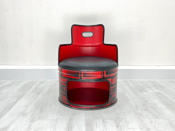Frontansicht von Oelfass Sessel Frieda in roter Grundfarbe mit aufgesprayten Backsteinen, großem Stauraum unter der Sitzflaeche, schwarzem Sitzpolster vor weißem Hintergrund