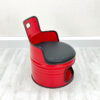 Oelfass Sessel in Rot mit schwarzem Kantenschutz und schwarzem Sitzpolster und Stauraum unter der Sitzflaeche vor weißem Hintergrund