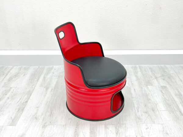 Oelfass Sessel in Rot mit schwarzem Kantenschutz und schwarzem Sitzpolster und Stauraum unter der Sitzflaeche vor weißem Hintergrund