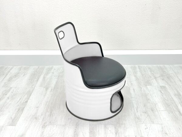 Weißer Oelfass Sessel mit schwarzem Sitzpolster und Stauraum unter der Sitzflaeche vor weißem Hintergrund