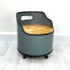 Upcycling Retro Oelfass Sessel "Lou" in Grau mit Holz Sitzflaeche – Nachhaltige Moebelkunst