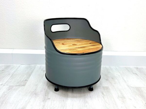 Upcycling Retro Oelfass Sessel "Lou" in Grau mit Holz Sitzflaeche – Nachhaltige Moebelkunst