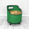 Upcycling Retro Oelfass Sessel "Lou" in Gruen mit Holz Sitzflaeche – Nachhaltige Moebelkunst