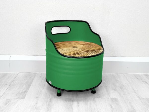 Upcycling Retro Oelfass Sessel "Lou" in Gruen mit Holz Sitzflaeche – Nachhaltige Moebelkunst