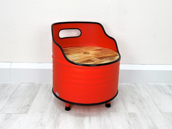 Seitenansicht des Upcycling Retro Oelfass Sessels "Lou" in Orange mit Holz Sitzflaeche – Nachhaltige Moebelkunst
