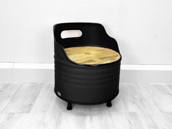 Seitenansicht des Upcycling Retro Oelfass Sessels "Lou" in Matt-Schwarz mit Holz Sitzflaeche – Nachhaltige Moebelkunst