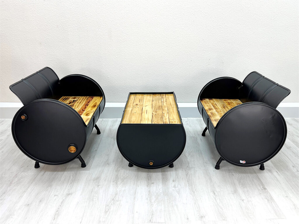 Schwarze Upcycling Moebel: Sofa "Ella" und passender Couchtisch "Nele" in Matt Schwarz mit Holz Flaechen