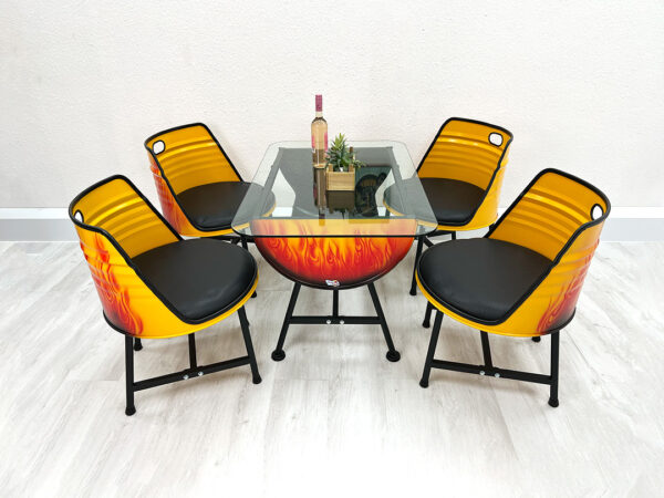 Oelfass Esstisch Sitzgruppe in Gelb mit aufgesprayten Flammen bestehend aus Glastisch Mick und 4 Stuehlen Liam mit schwarzer Polsterung vor weißer Wand