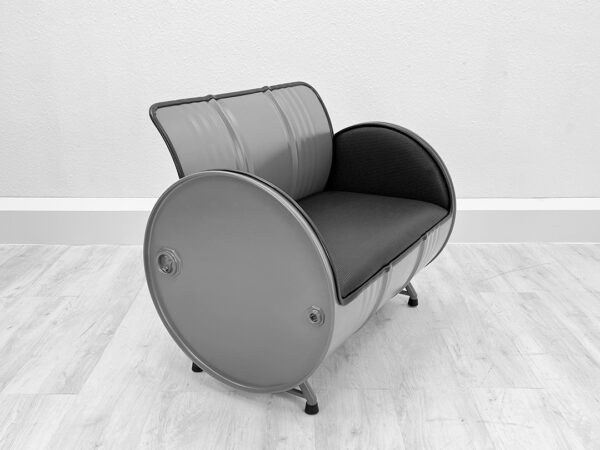 2er Sofa in Grau aus Oelfass mit schwarzer Polsterung, halbseitliche Ansicht, auf weißem Holzboden vor weißer Wand