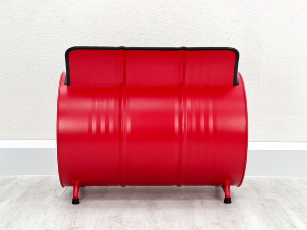 Rotes Tonnensofa auf 4 Fueßen von Hinten mit schwarzem Kantenschutz an der Sitzlehne vor weißem Hintergrund auf weißem Holzboden