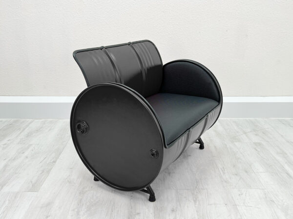 2er Sofa in Schwarz aus Oelfass mit schwarzer Polsterung, halbseitliche Ansicht, auf weißem Holzboden vor weißer Wand