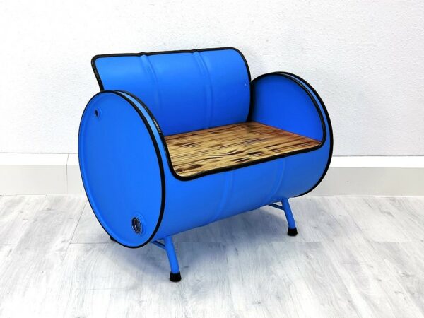 Upcycling Retro Sofa "Ella" in Blau – Nachhaltiges Oelfass Moebel mit Holz Sitzflaeche