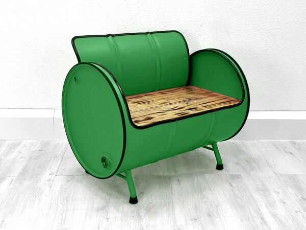 Upcycling Retro Sofa "Ella" in Gruen – Nachhaltiges Oelfass Moebel mit Holz Sitzflaeche