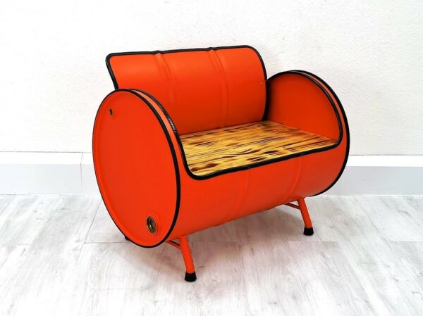 Upcycling Retro Sofa "Ella" in Orange – Nachhaltiges Oelfass Moebel mit Holz Sitzflaeche