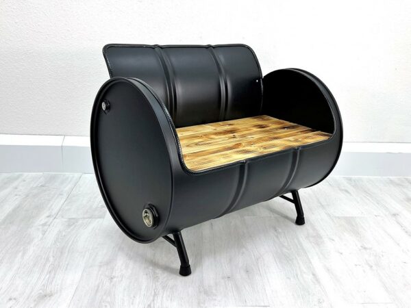 Upcycling Retro Sofa "Ella" in Matt-Schwarz – Nachhaltiges Oelfass Moebel mit Holz Sitzflaeche