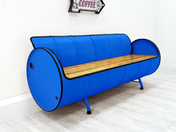 XXL Upcycling Sofa "Jane" in Blau – Nachhaltiges Retro Oelfass Sofa mit Holz-Sitzflaeche