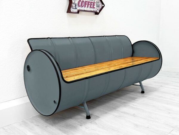 XXL Upcycling Sofa "Jane" in Grau – Nachhaltiges Retro Oelfass Sofa mit Holz-Sitzflaeche