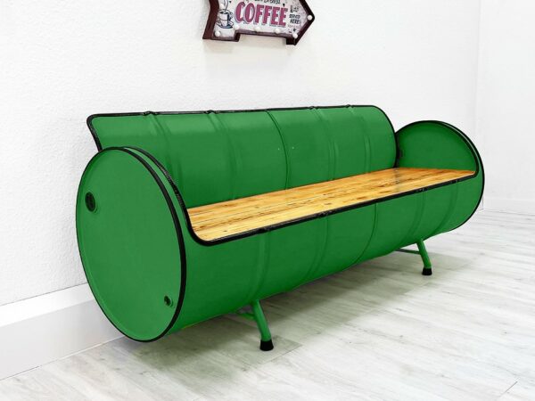 XXL Upcycling Sofa "Jane" in Gruen – Nachhaltiges Retro Oelfass Sofa mit Holz-Sitzflaeche