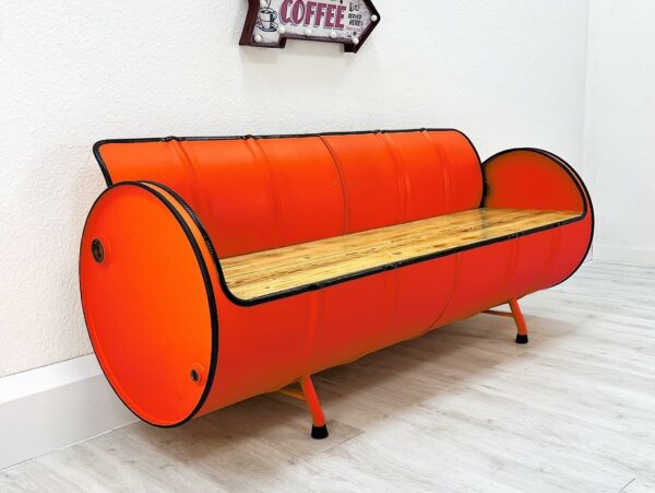 XXL Upcycling Sofa "Jane" in Orange – Nachhaltiges Retro Oelfass Sofa mit Holz-Sitzflaeche