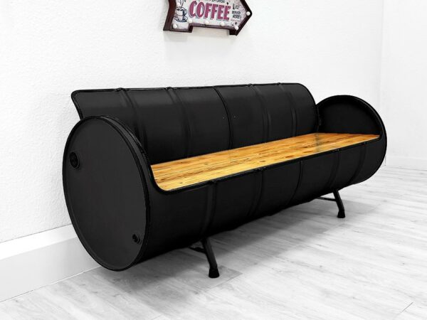 XXL Upcycling Sofa "Jane" in Matt Schwarz – Nachhaltiges Retro Oelfass Sofa mit Holz-Sitzflaeche