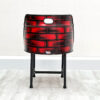 Oelfass Esszimmer Stuhl in Rot mit aufgesprayten Backsteinen auf der Rückseite, mit schwarzem Sitzpolster und schwarzen Metallbeinen auf weißem Holzboden vor weißem Hintergrund