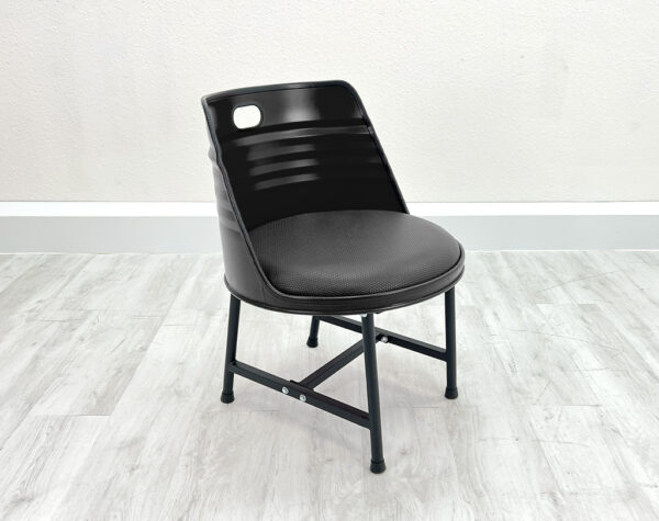 Einfarbig Schwarzer Oelfass Esszimmer Stuhl mit Sitzpolster, Metallbeinen und Kantenschutz auf weißem Holzboden vor weißem Hintergrund