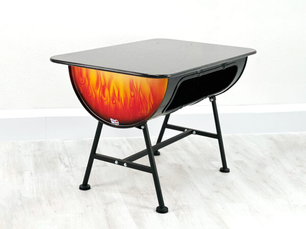 Oelfass Esstisch Mick im Flammendesign mit Tischplatte aus Granit auf schwarzen Beinen vor weißer Wand auf weißem Holzboden