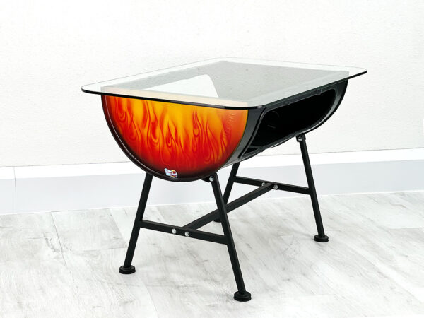 Oelfass Esstisch Mick mit Glastischplatte im Flammendesign auf schwarzen Beinen vor weißer Wand auf weißem Holzboden