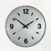 Verzinkte runde Vintage Oelfass Wanduhr mit schwarzem Ziffernblatt, schwarzen Zeigern und rotem Sekundenzeiger vor weißem Hintergrund