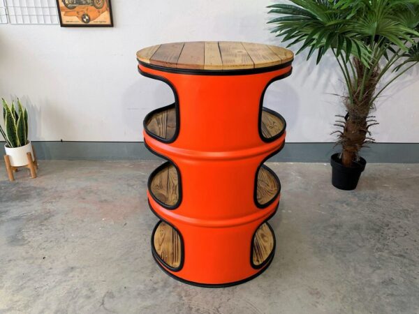 Regaltonne 'Kai' in leuchtendem Orange als stylisches Ölfass-Möbel