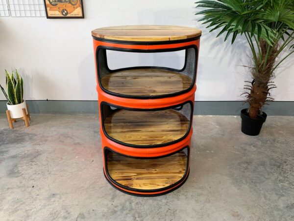 Stilvolles Ölfass-Möbel Regaltonne 'Kai' in leuchtendem Orange vor einer Wand im Wohnzimmer